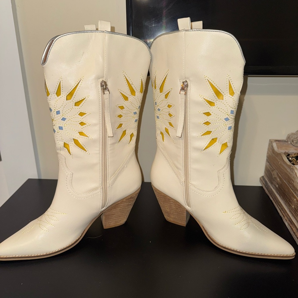 Cream Heeled Cowboy Boots with Yellow Design - Picture 3 of 6
